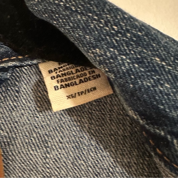 Levi’s 90s Denim Trucker Jacket in Mayze - Picture 5 of 12